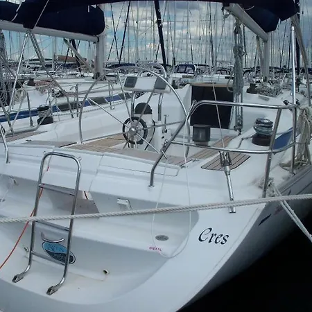Center Harbour Yacht