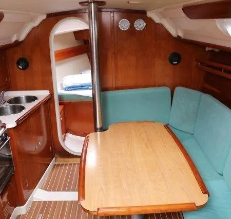 Center Harbour Yacht